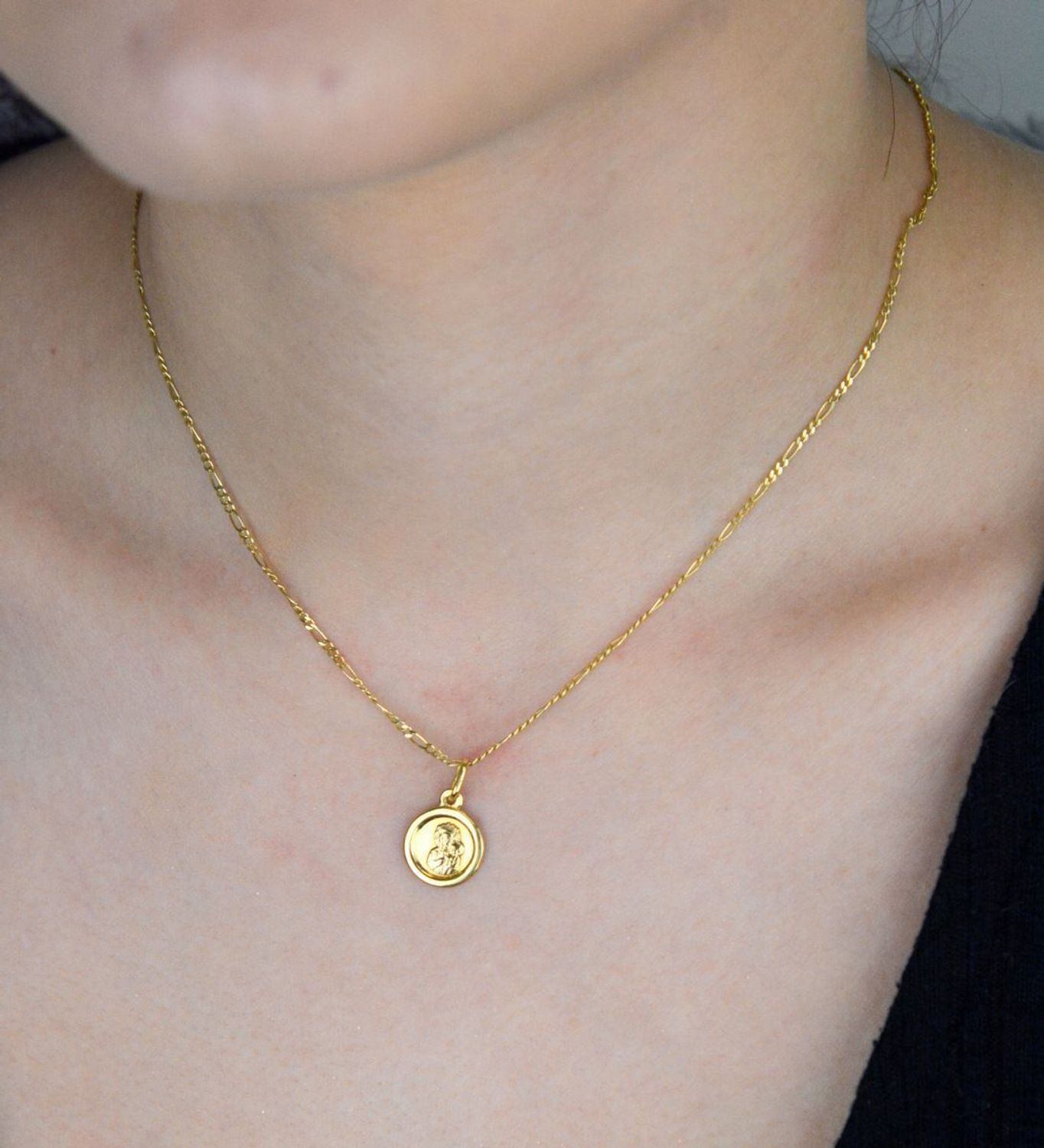 Złota zawieszka okrągły medalik Matka Boska Częstochowska ZA 2206 333. Piękny medalik o bogatej symbolice religijnej w okrągłym kształcie. Złota zawieszka wykonana z wysokiej jakości złota 1.jpg